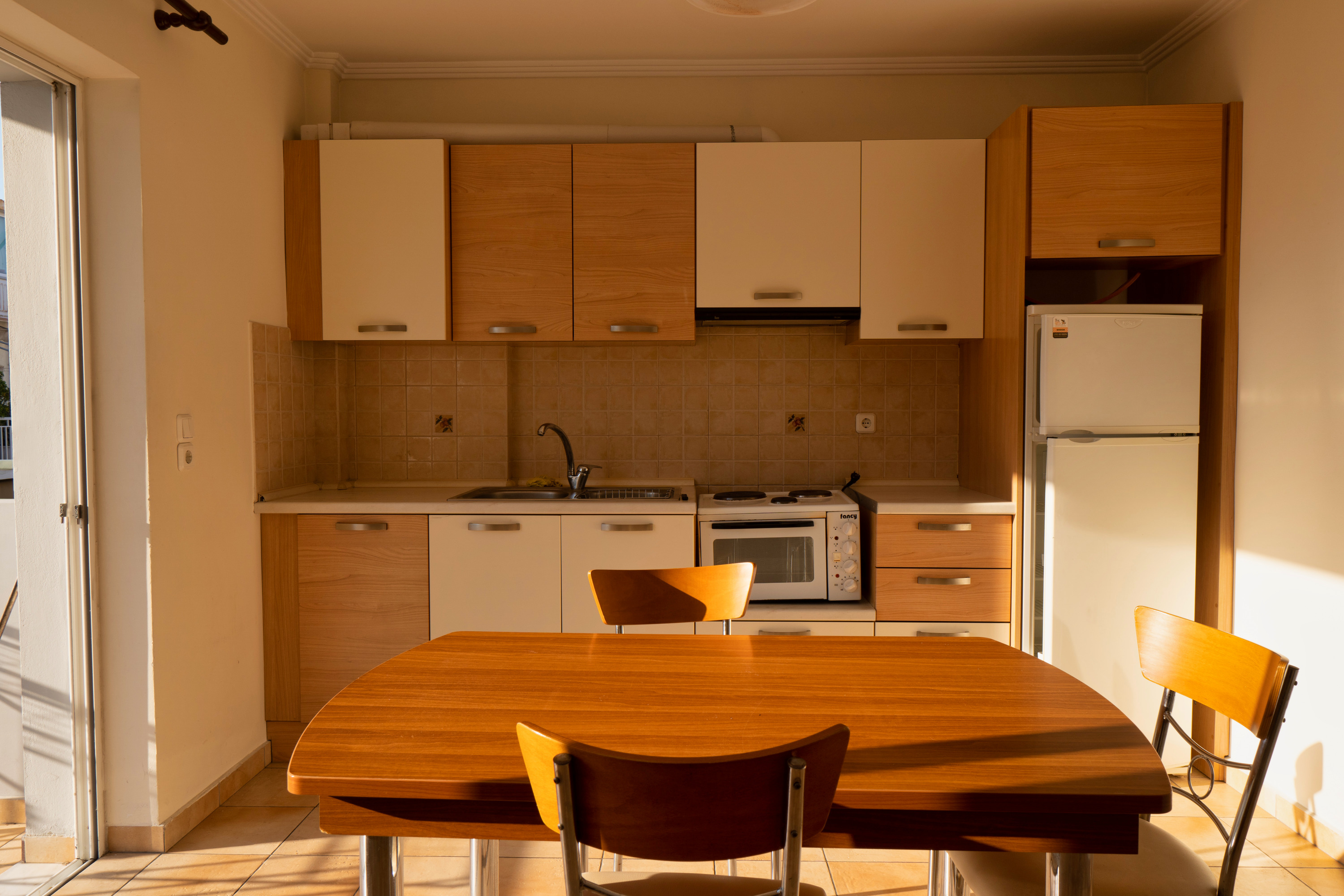 πλήρως επιπλωμένο σαλόνι και κουζίνα στα φοιτητικά σπίτια πάντειο